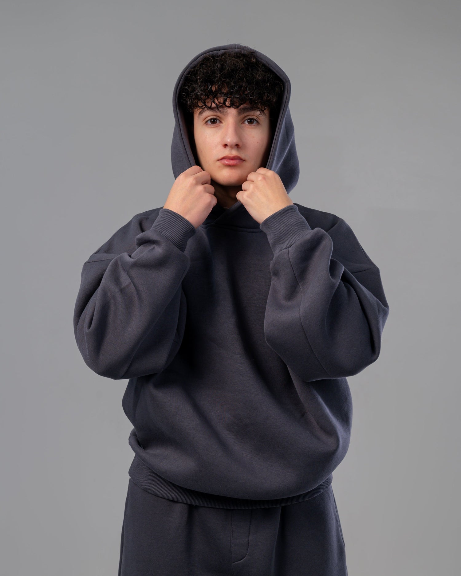 THE SILHOUETTE — Dark essentials, refined silhouettes